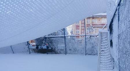 Kar yağışı sonucu halı sahanın koruma telleri çöktü