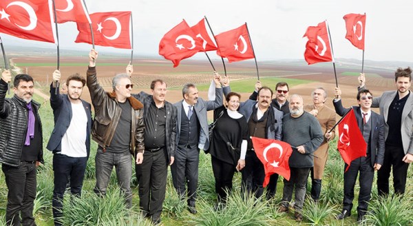 Karacan sanatçılarla birlikte sınıra gitti!