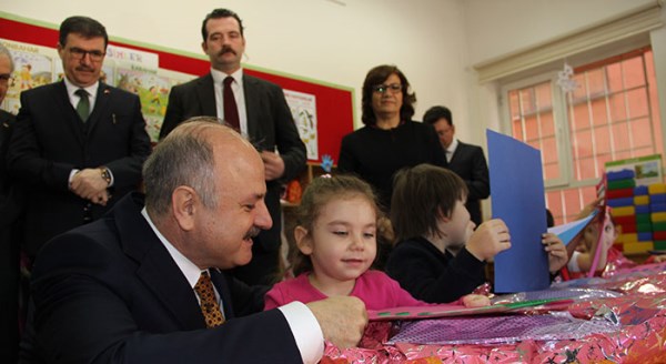 Karnelerini Vali Özdemir Çakacak dağıttı