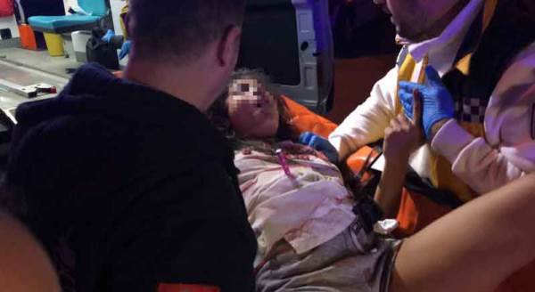 Karnına sapladığı bıçakla hastaneye götürüldü