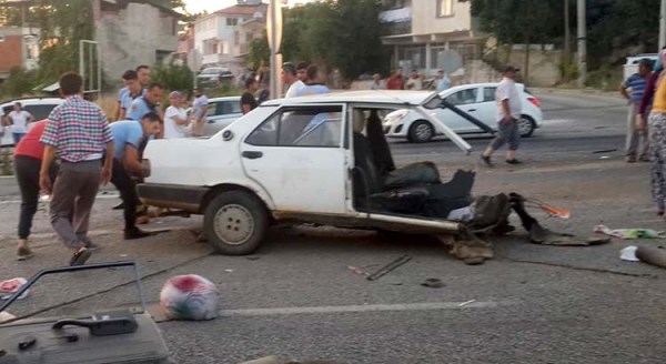 Kaza yapan otomobil ikiye bölündü