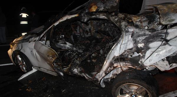 Kaza yapan otomobilde 3 kişi yanarak can verdi