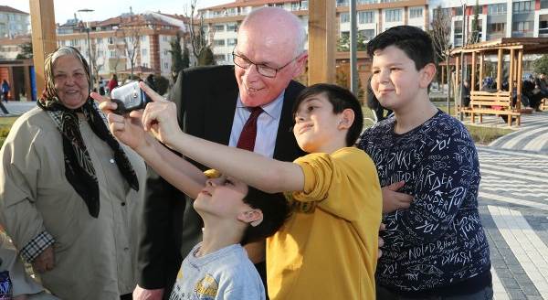 Kazım Kurt Cumhuriyet Parkını gezdi