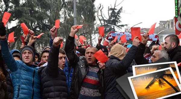 KIRMIZI KARTINI ALAN PROTESTOYA KOŞTU