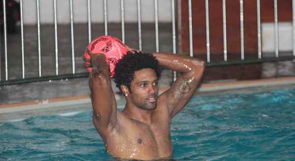 Kırmızı Şimşekler havuzda çalıştı