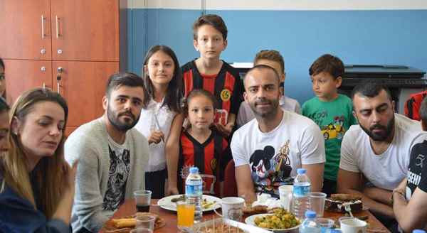 Kırmızı Şimşekler miniklere konuk oldu