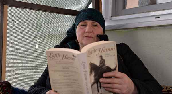 Kitaplarla mutlu olan kadın çiftçi