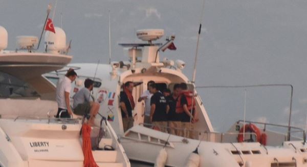 Kıvanç Tatlıtuğ ve Çağatay Ulusoy'u sahil güvenlik polisleri bastı