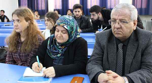 Kızıyla birlikte üniversite sıralarına oturdu