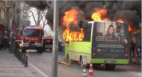 Kocaeli'de halk otobüsü alev alev yandı