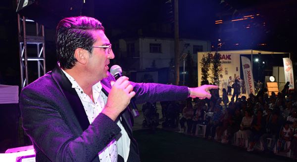 Konserde evlilik teklifi süprizi yaşandı