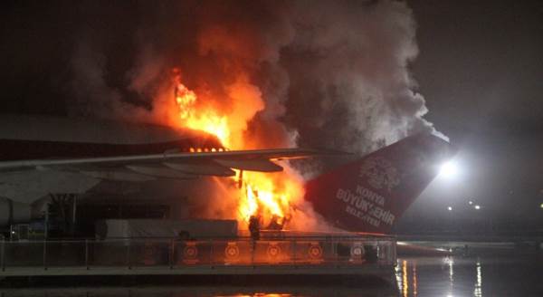 Konya'da uçak restoran alevlere teslim oldu