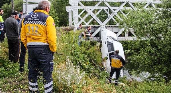 Köprü korkuluklarında asılı kaldı
