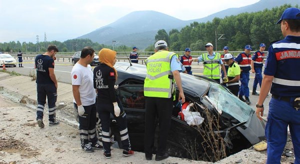 Korkunç kazada 1'i bebek 3 kişi öldü