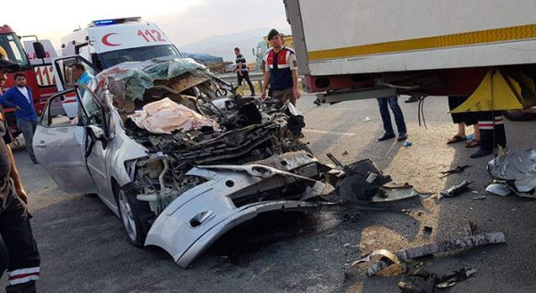 Korkunç kazada 2 kişi öldü, 2 yaralı