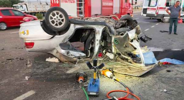 Korkunç kazada araç hurdaya döndü: 1 ölü, 2 yaralı!