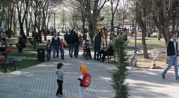 Korona virüse inat! Eskişehirliler soluğu parklarda aldı...
