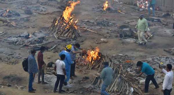 Koronavirüsten ölenleri böyle yakıyorlar!