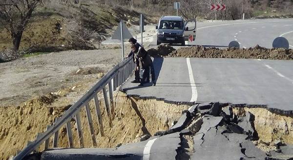 Kütahya'da çöken yolda dev çukur oluştu