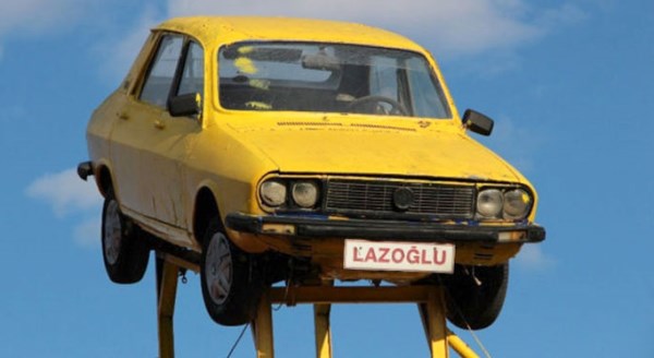 Laz işi uçan araba, gören dönüp bir daha bakıyor