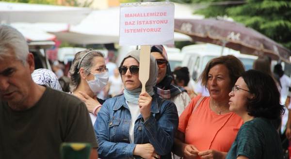 Mahalleliden pazarda baz istasyonu protestosu