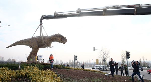 Melih Gökçek'in dinozoru da kaldırıldı