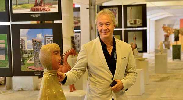 Metin Uca sempozyum alanını gezdi