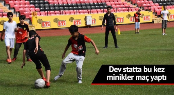 Minikler dev statta maç yaptı