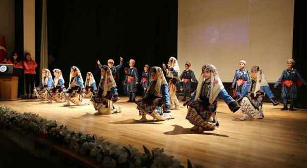 Miniklerin gösterisi izleyenleri büyüledi