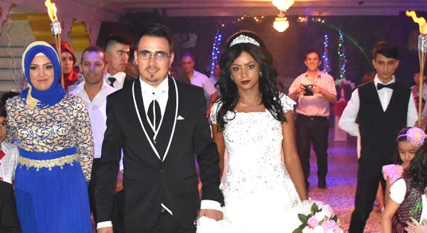 Müslüman oldu, Türk gibi düğün yaptı