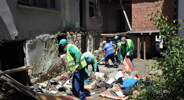 O ailenin harabeye dönen evi onarılıyor