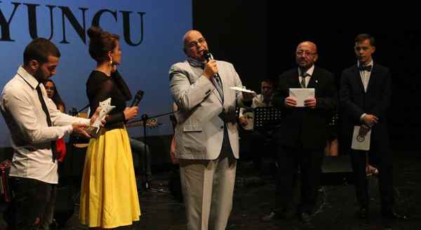 Ödül törenine ünlüler de katıldı