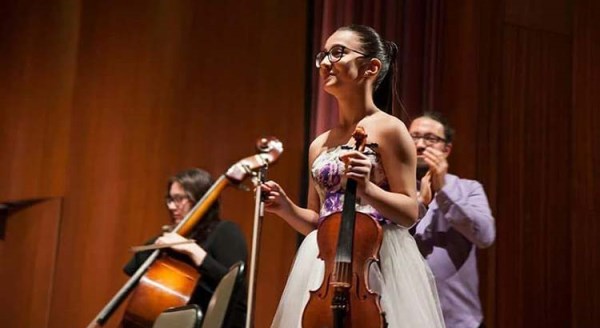 Okulu birincilikle bitirdi