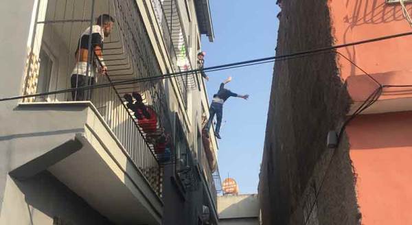 Ölüme atladı, yardıma koşan esnafın üzerine düştü!