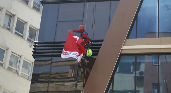 Örümcek adam bu pankartla çıktı