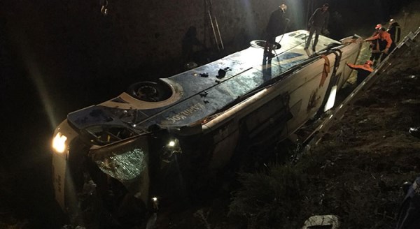 Otobüs devrildi: 8 ölü 28 yaralı