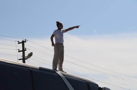 Otobüsün üzerinde bir Eskişehirsporlu: Sizce ne yapıyor?