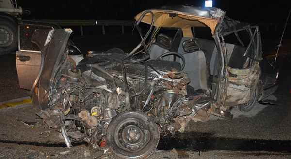 Otomobil beton mikserine çarptı: 1 yaralı