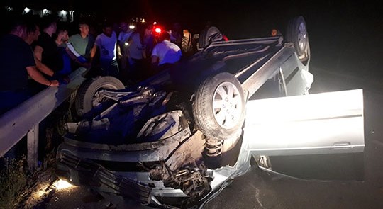 Otomobil traktöre çarptı 5 kişi yaralandı