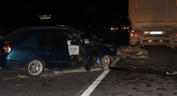 Otomobille tırın altına girdi