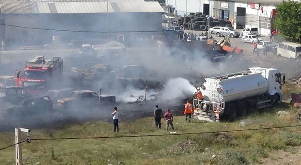 Otoparkta onlarca araç küle döndü!