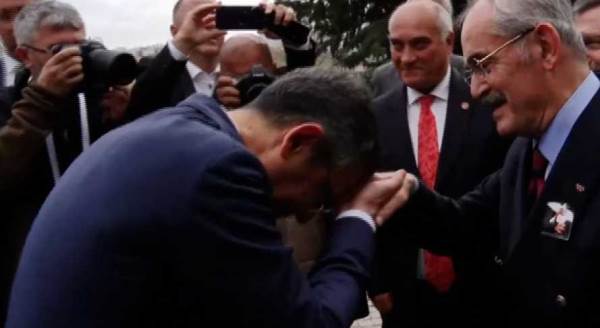 Özgür Özel Büyükerşen'i görünce bakın ne yaptı