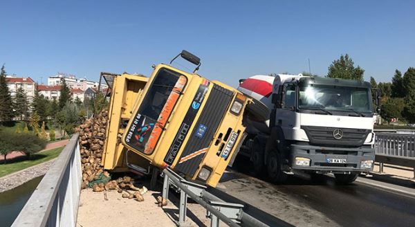 Pancar yüklü kamyon köprüde devrildi