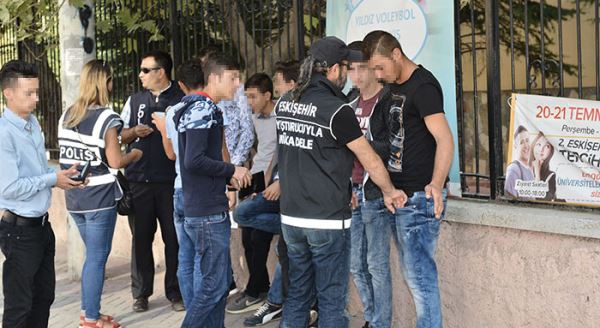 Polis, okulların çevresinde kuş uçurtmuyor!