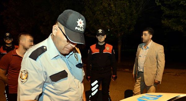 Polis kentin tüm giriş çıkışlarını tuttu