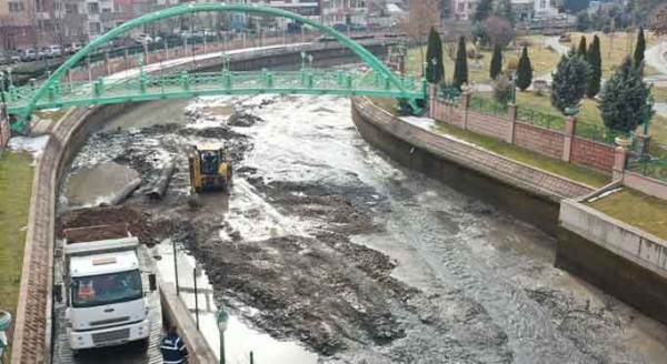 Porsuk Çayı'nda hummalı temizlik!