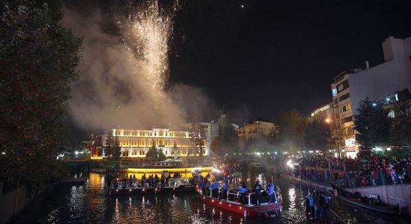 Porsuk'ta botlarla fener alayı