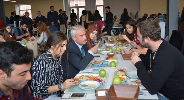 Rektör Gündoğan öğrencilerle yemekte bir araya geldi