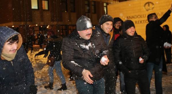 Rektör öğrencilerle kartopu oynadı