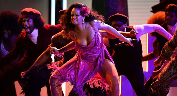 Rihanna vahşi gösteri yaptı...